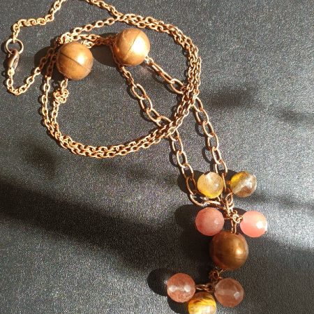 Kwarc i miedziane kulki