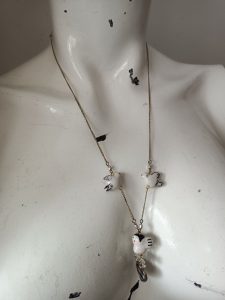 Porcelanowa subtelność prezentacja naszyjnika