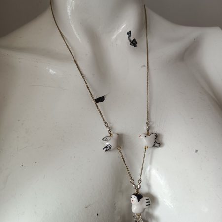 Porcelanowa subtelność prezentacja naszyjnika